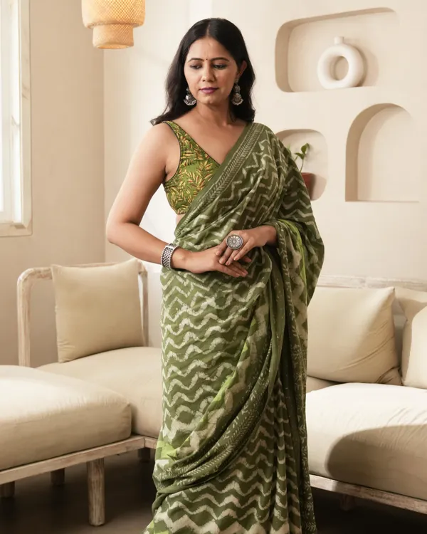 Rustic_Green_Cotton_Dabu_Wave_Print_Mul_Saree_For_Women